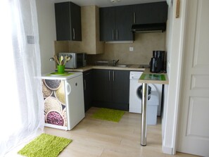 Réfrigérateur, micro-ondes, plaque de cuisson, cafetière/bouilloire