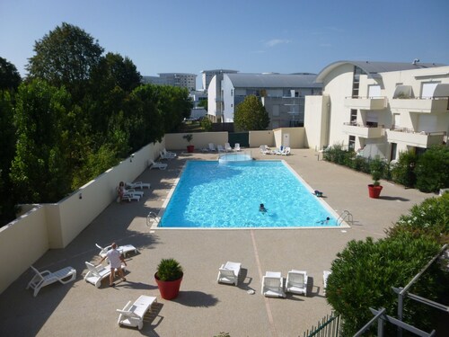 Appartement avec  chambre séparée terrasse sud vue piscine parking proximité mer