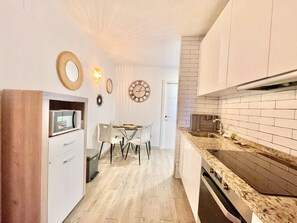Réfrigérateur, four, cafetière/bouilloire, bouilloire électrique