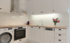 Jääkaappi, mikroaaltouuni, uuni, liesi