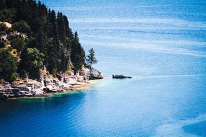 Un paysage côtier caractérisé par des falaises rocheuses et des eaux d’un bleu limpide.