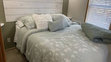 2 bedrooms, iron/ironing board, free WiFi, bed sheets