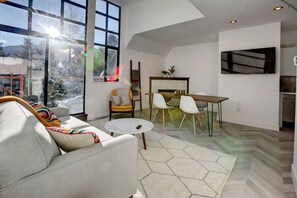 Smart-TV, Kamin, Bücher