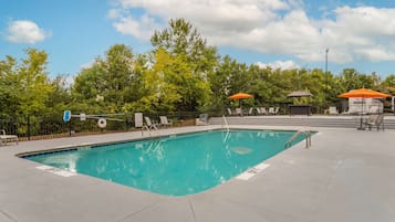 Una piscina al aire libre de temporada