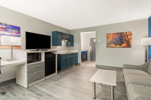 Suíte, 1 cama King, para não fumantes, cozinha americana (with Sofabed) | Cozinha americana privada | Geladeira, micro-ondas, cafeteira/chaleira