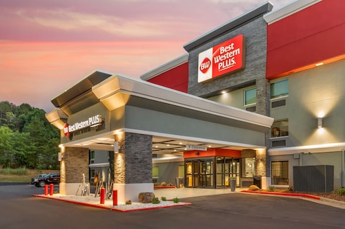  Best Western Plus Cleveland Inn & Suites