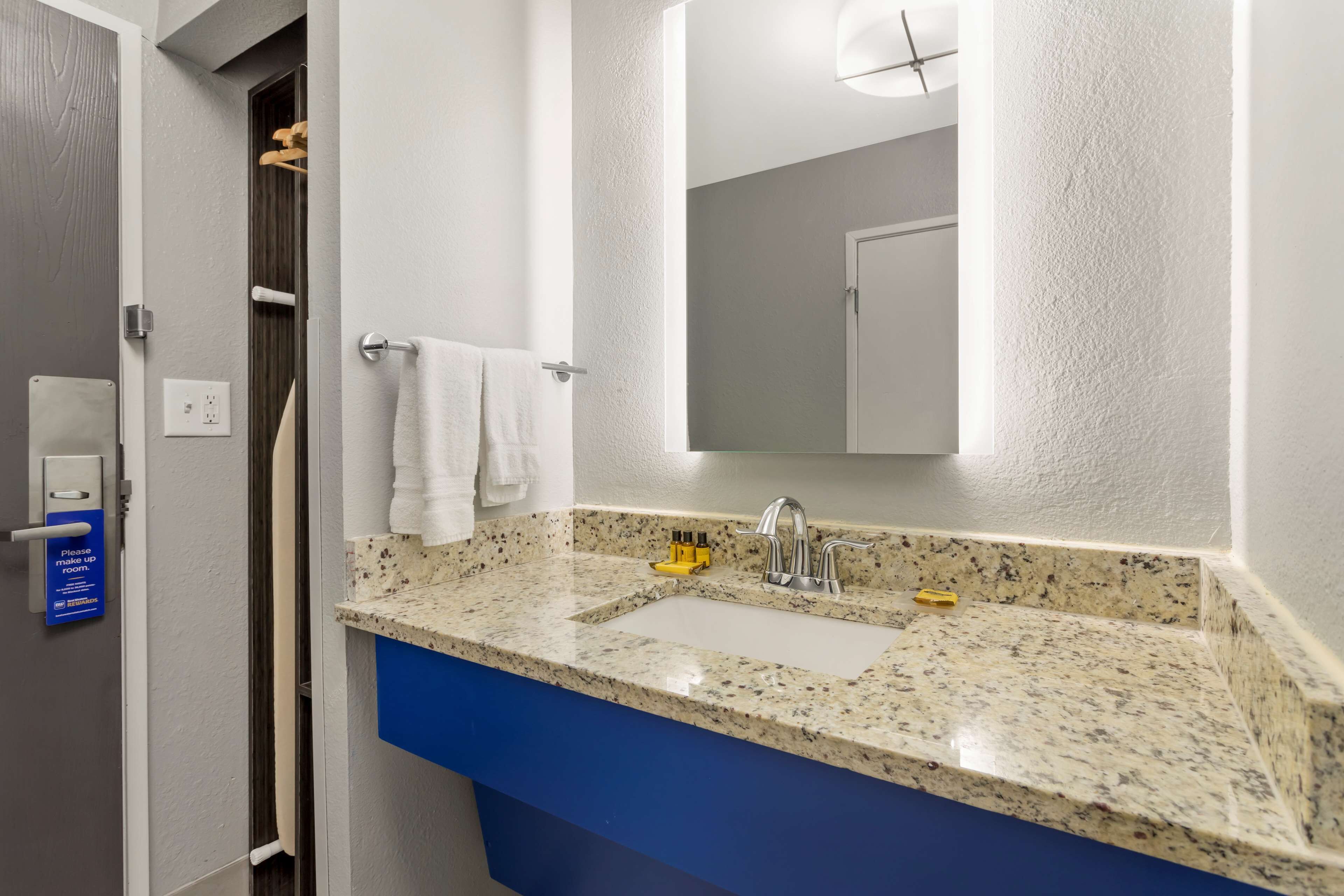 combined shower/bathtub, hair dryer, towels