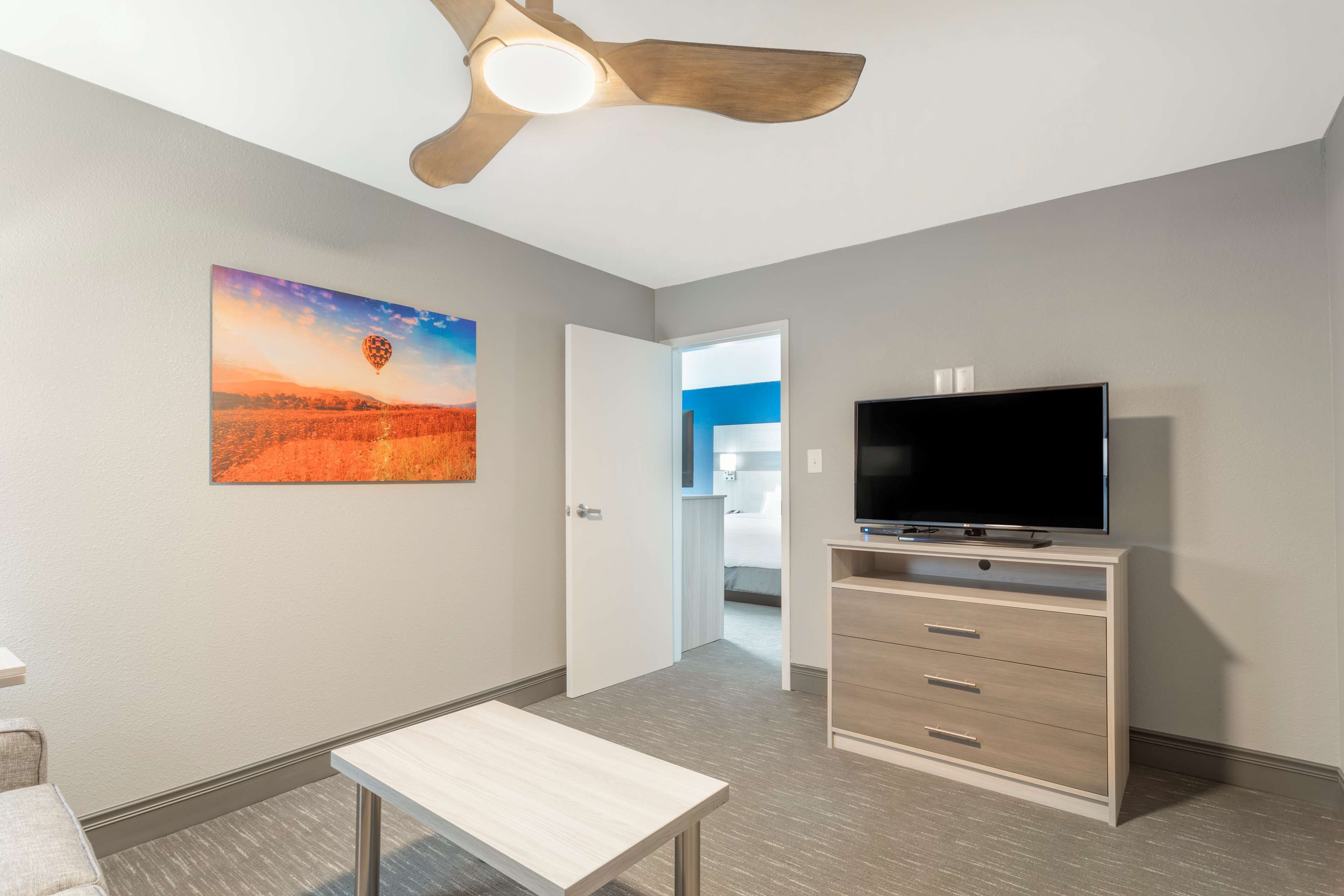 Suite, 1 cama King size, para no fumadores, refrigerador y microondas (with Sofabed) | Ropa de cama hipoalergénica, edredón y escritorio 