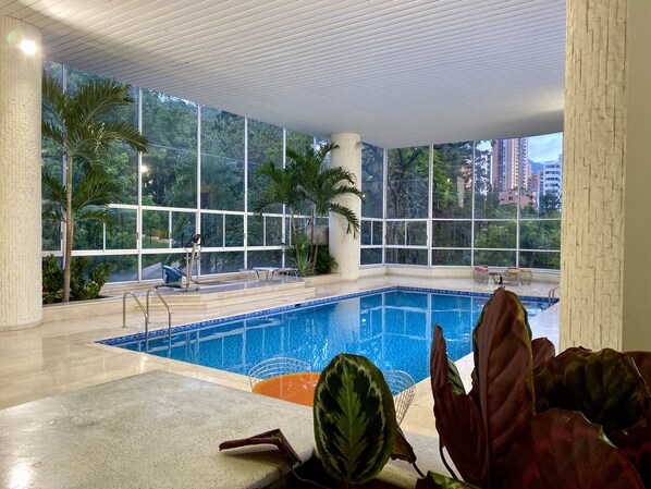 Piscine intérieure, piscine chauffée