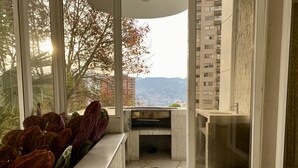 Un baño moderno con un ventanal amplio, un lavabo empotrado y zona de ducha.