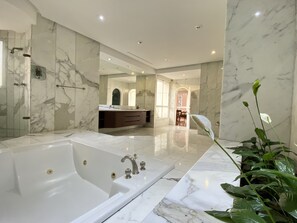 Duschwanne, Whirlpool, Handtücher, Toilettenpapier