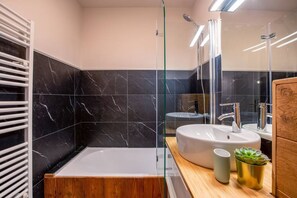 Haartrockner, Handtücher, Toilettenpapier