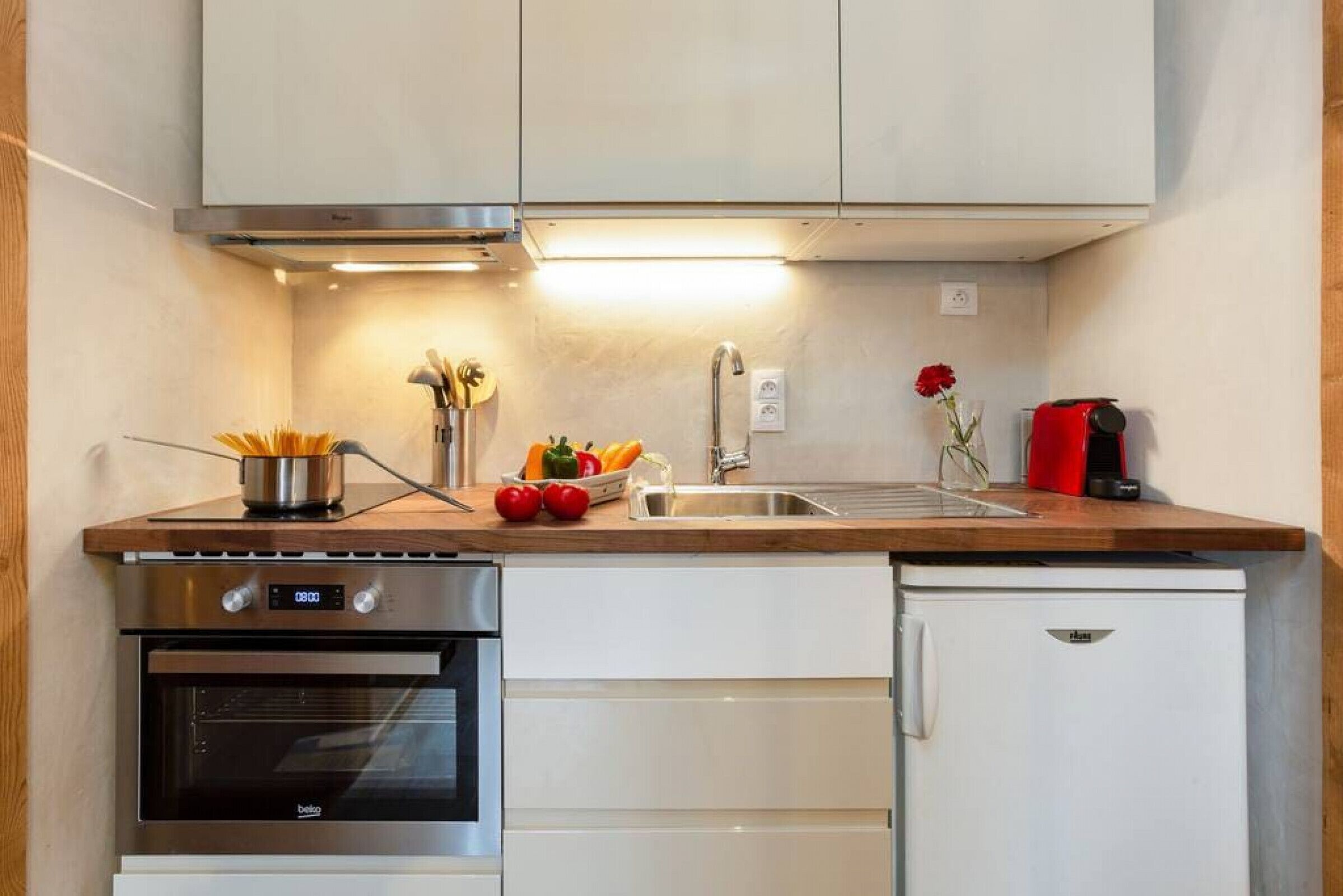 Kühlschrank, Ofen, Wasserkocher mit Kaffee-/Teezubehör