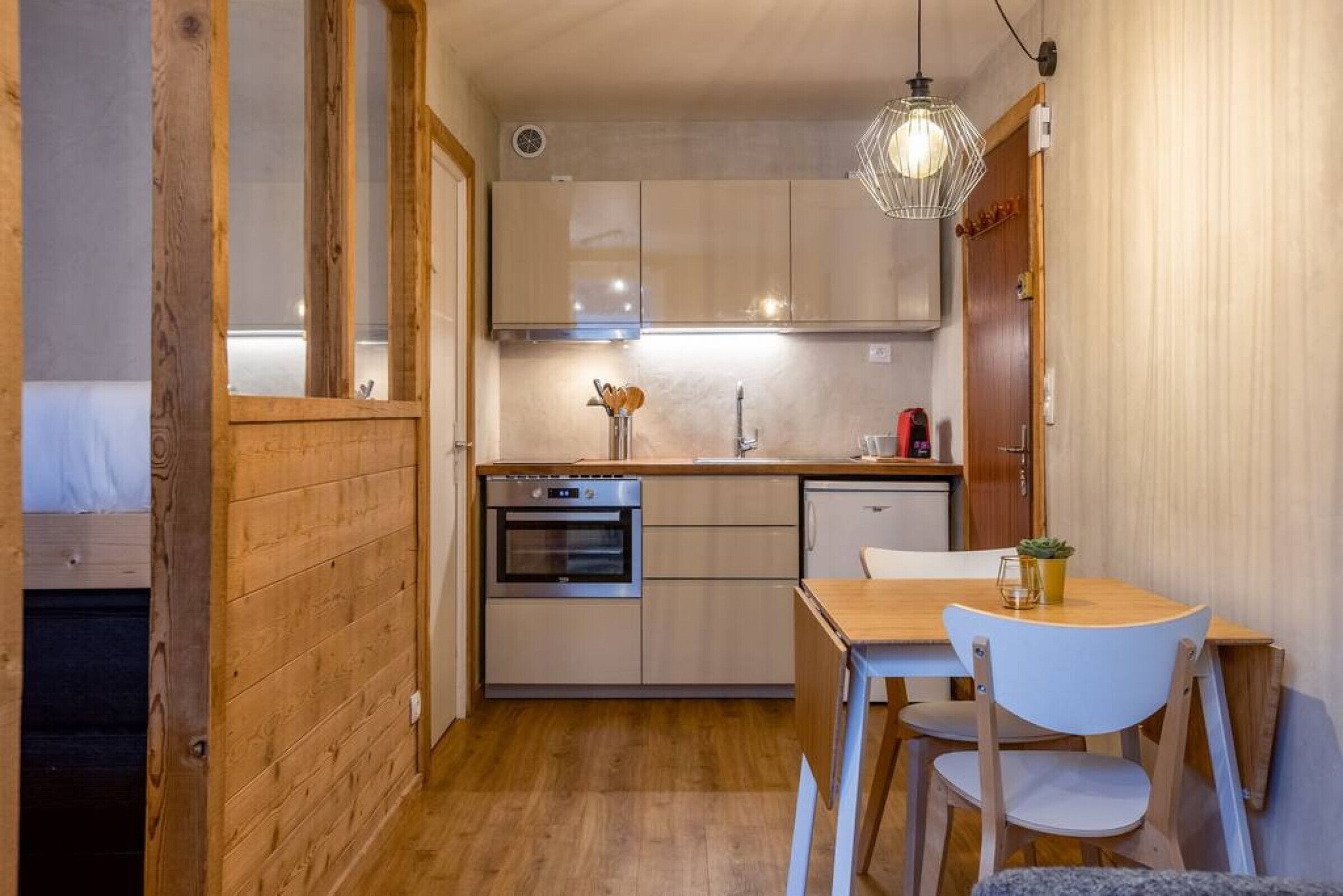 Kühlschrank, Ofen, Wasserkocher mit Kaffee-/Teezubehör