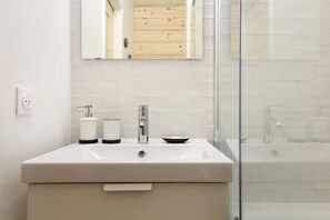 Een haardroger, handdoeken