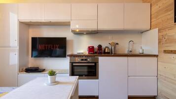 KĂŒhlschrank, Mikrowelle, Ofen, Wasserkocher mit Kaffee-/Teezubehör