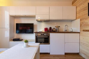 Een koelkast, een magnetron, een oven, een koffiezetapparaat/waterkoker