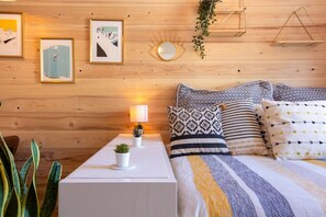 Een bureau, een strijkplank/strijkijzer, gratis wifi, beddengoed