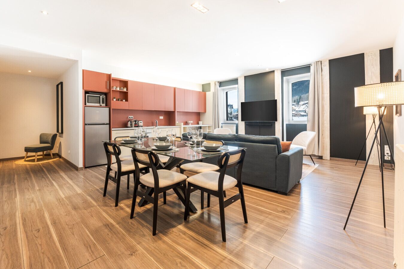 Un apartament modern amb zona de menjador, cuina i espai de estar.