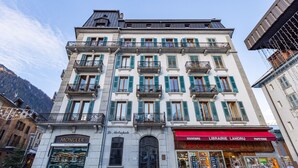 A multi-story building with a bookstore, a library, and a paper shop on the ground floor. - Montcler - Moderne&Spacieux 3CH Apart Hypercentre | Vue 180° (Chamonix-Mont-Blanc)