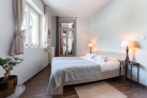 3 habitaciones, escritorio, tabla de planchar con plancha y wifi gratis