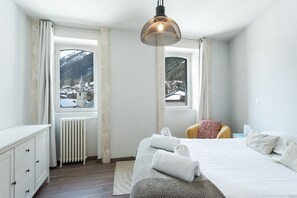 3 bedrooms, desk, iron/ironing board, free WiFi