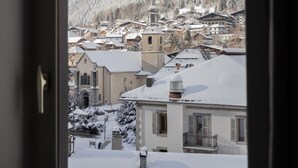 A snowy town with a church and residential buildings. - Montcler - Moderne&Spacieux 3CH Apart Hypercentre | Vue 180° (Chamonix-Mont-Blanc)
