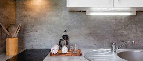 Een magnetron, een kookplaat, een vaatwasser