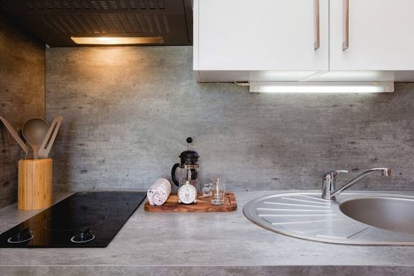 Microwave, stovetop, dishwasher, coffee/tea maker