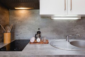 Een microgolfoven, een kookplaat, een vaatwasser