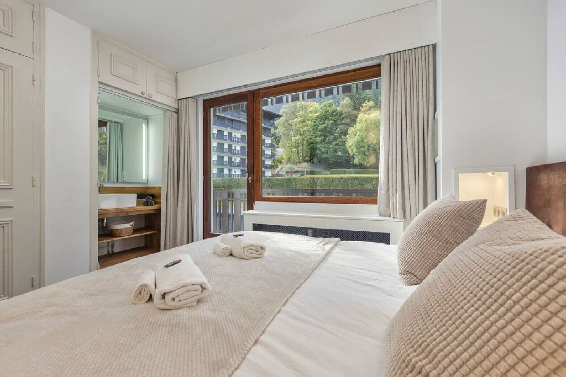 3 bedrooms, desk, iron/ironing board, free WiFi