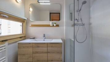 Een haardroger, handdoeken