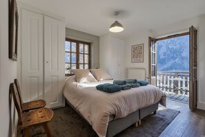6 slaapkamers, een bureau, een strijkplank/strijkijzer, gratis wifi