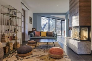 Smart TV, fireplace, stereo, offices
