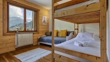 3 bedrooms, iron/ironing board, WiFi (free), bed sheets