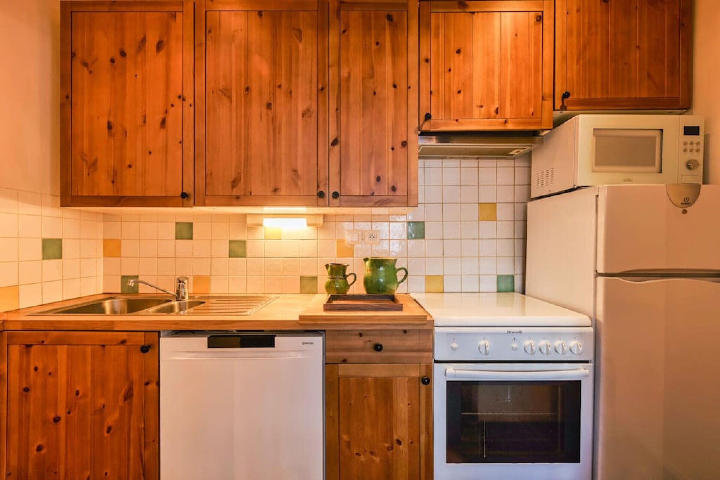 Een koelkast, een magnetron, een oven, een kookplaat