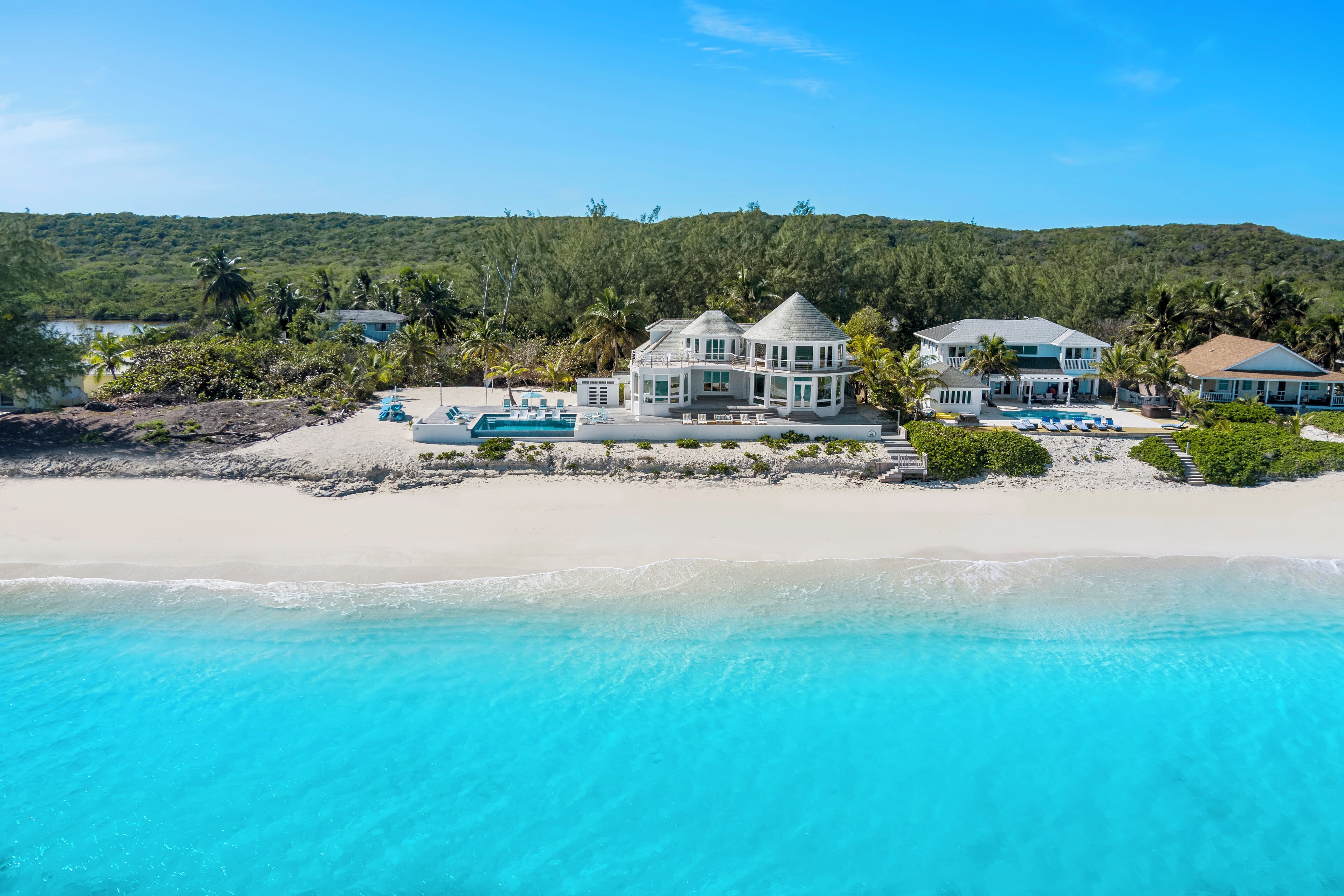 Aan het strand, ligstoelen aan het strand, strandlakens