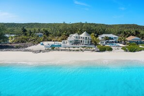 Accommodatie ligt op het strand, ligstoelen, strandlakens