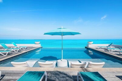OCEANFRONT,  with spectacular infinity pool on Tar Bay.  An Exuma paradise.  
