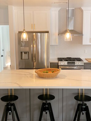 Kjøleskap, mikrobølgeovn, ovn og kokeplater