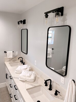 Ensemble douche/baignoire, serviettes fournies, savon, papier toilette