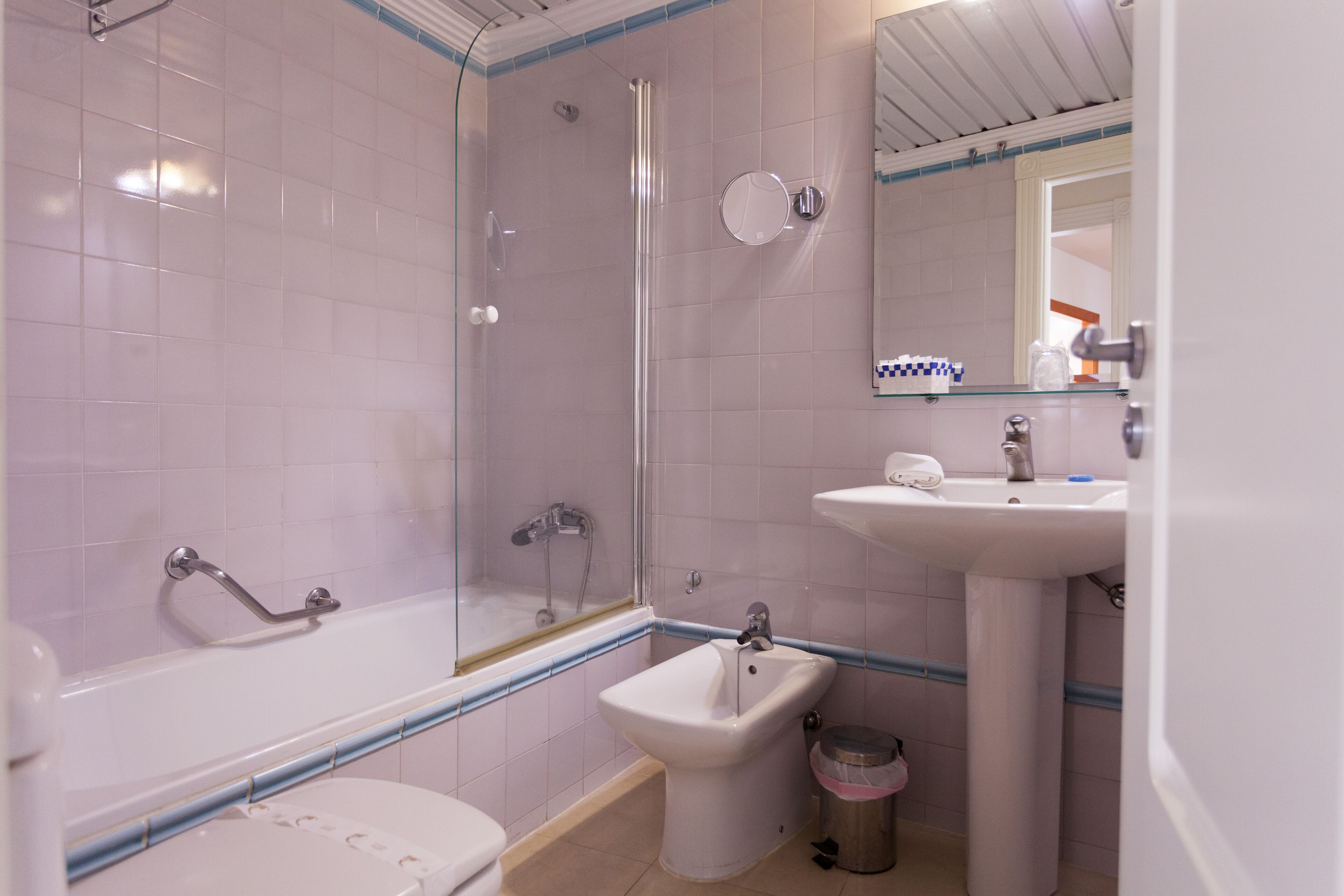 Baignoire, sèche-cheveux, bidet, serviettes fournies