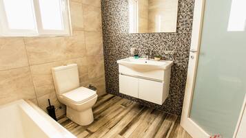 Douche, sĂšche-cheveux, serviettes fournies