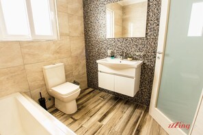 シャワー、ヘアドライヤー、タオル