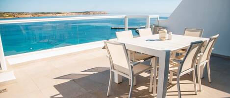 屋外ダイニングエリア