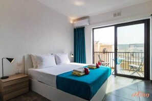 2 habitaciones, escritorio y tabla de planchar con plancha