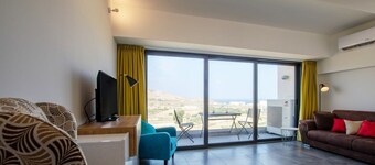 2 Bed Apartment w/ Distant Sea and Country Views