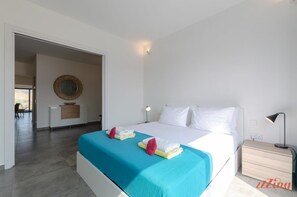 2 bedrooms, desk, iron/ironing board, travel crib - 2 Bed Apartment with Distant Sea and Country Views (Iz-Zebbug)