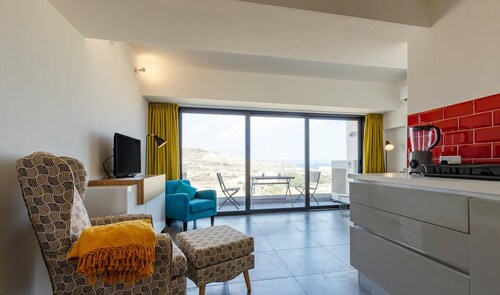 2 Bed Apartment w/ Distant Sea and Country Views