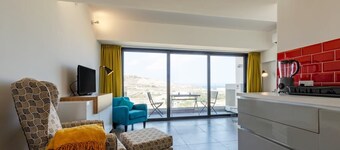 2 Bed Apartment w/ Distant Sea and Country Views